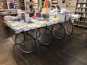 Livraria com uma estante de bicicleta