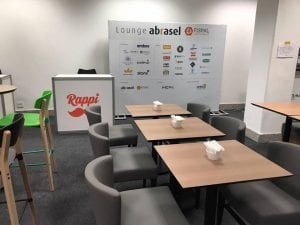 bancada para atendimento no estande na feira fispal food service