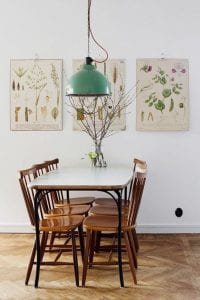 sala de jantar com arranjo de galho seco