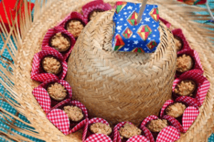 Chapéu como item decorativo de mesa de festa junina