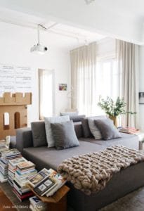 Sala de Estar com maxi tricot e almofadas para o inverno
