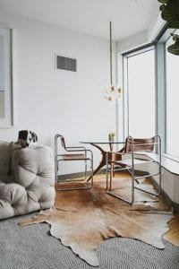 Sala de estar com sobreposição de tapetes para aquecer no inverno