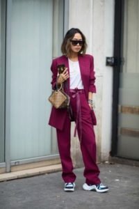 Estilo Hi-Lo na Moda , TERNO COM TÊNIS E T-SHIRT
