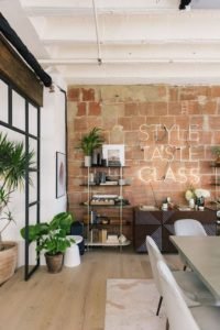 Estilo Hi-Lo na Decoração. Móveis clássicos com parede de tijolo descascado.
