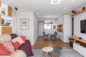 Sala com piso de madeira- Tendência e praticidade em revestimento