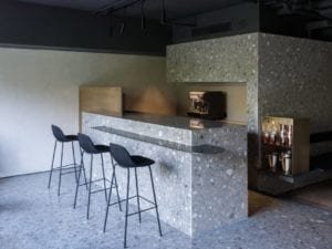 Pizzaria em Pequim, com revestimento de terrazo cinza