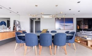 Blue classic nas cadeiras dasala de jantar