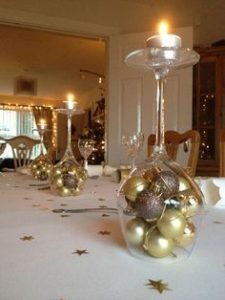 dicas natalinas : taça de vinho com enfeites de natal