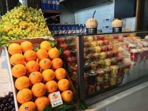 Lojas de frutas no Fachada do Mercado de San Miguel