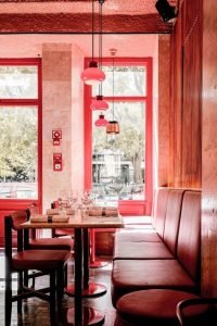 Restaurante com cores de mesma tonalidade