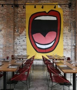 Restaurante com lambe-lambe na parede