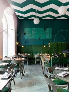 Restaurante com cores de mesma tonalidade