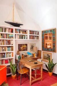 estante organizada com livros
