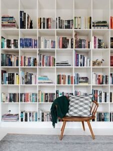 estante organizada com livros