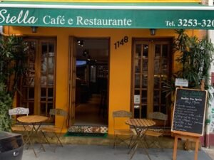 fachada amarela da cafeteria