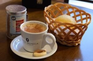 café preto e pão de queijo na cafeteria