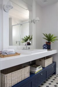 banheiro com marcenaria azul