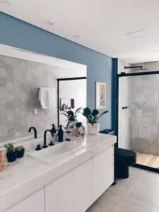 banheiro com pintura azul