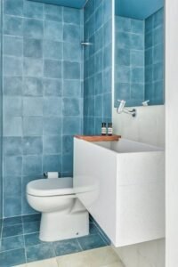 banheiro com azulejo azul
