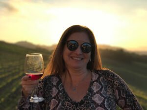 karina korn com sua taça de vinho