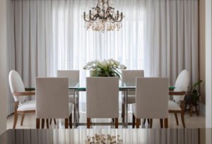 sala de jantar com estilo clássico e com lustre de cristais