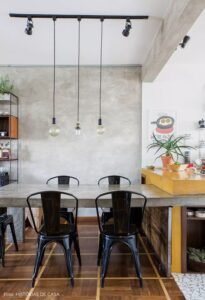Sala de jantar industrial e pendente com lâmpadas de filamento