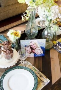 mesa posta para o dia das mães com foto da mãe