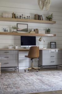 home office com marcenaria em cinza