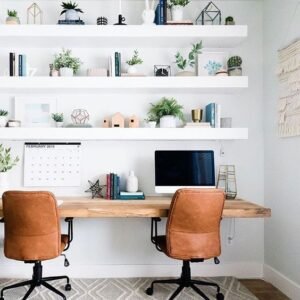 home office branco com detalhes em marrom e cadeira ergométrica