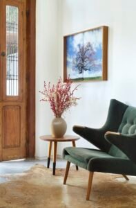Sala com poltrona e quadro como obra de arte