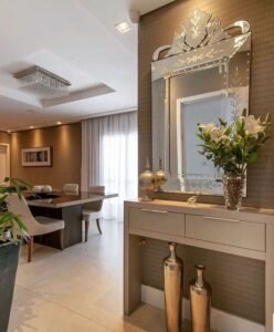 sala com papel de parede dourado