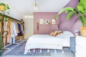Quarto de casal com cor lilás ao fundo