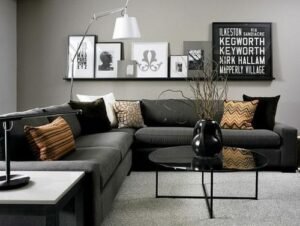 sala de estar com quadros na prateleira