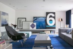 sala de estar com cores em azul e quadros na prateleira
