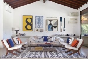 casa de praia com quadros pendurados na parede