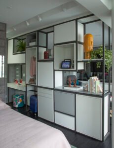 estante de serralheria separando o quarto da sala