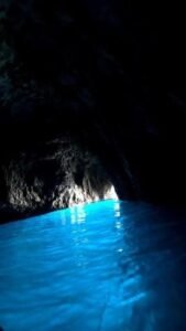 mar azul em Grotta Azzurra - Costa Amalfitana