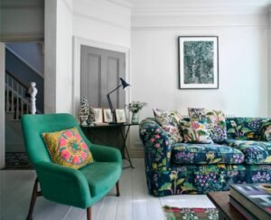 sala de estar com base neutra e sofá estampado colorido