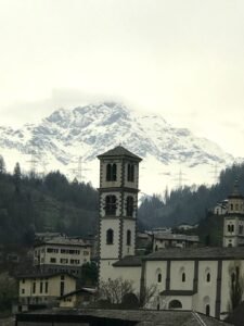 cidade de St. Moriz e ao fundo montanha com neve
