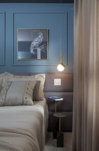 ângulo do quarto de casal com boiserie azul