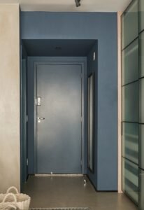 hall de entrada e porta em azul
