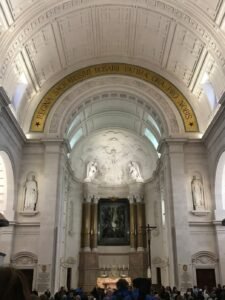 dentro do santuário de Fátima