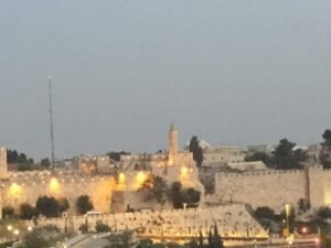 À esquerda a torre Minarete e à direita a vista de toda a cidade velha de Jerusalém