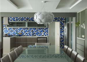 Cozinha com azulejos azuis