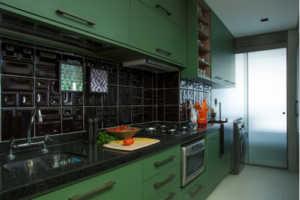 cozinha com marcenaria verde e azulejo preto