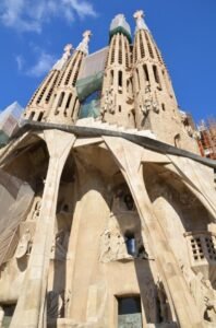 Fachada da Igreja Sagrada Família em Barcelona