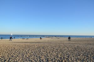 Uma das praias de Barcelona, com uma paisagem incrível.