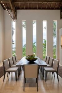 Fachada residencial com detalhes em vidro