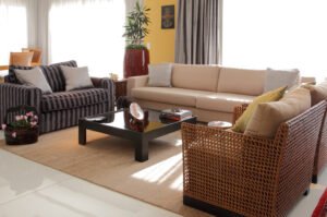 Sala de estar com almofadas cinzas