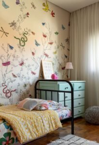 Quarto infantil com parede de borboleta